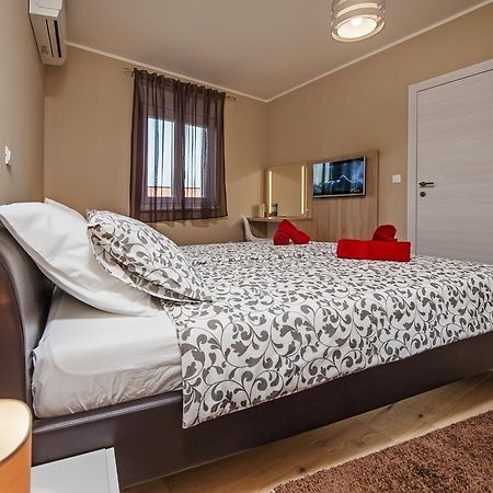 Apartment Panoss ロヴィニ エクステリア 写真